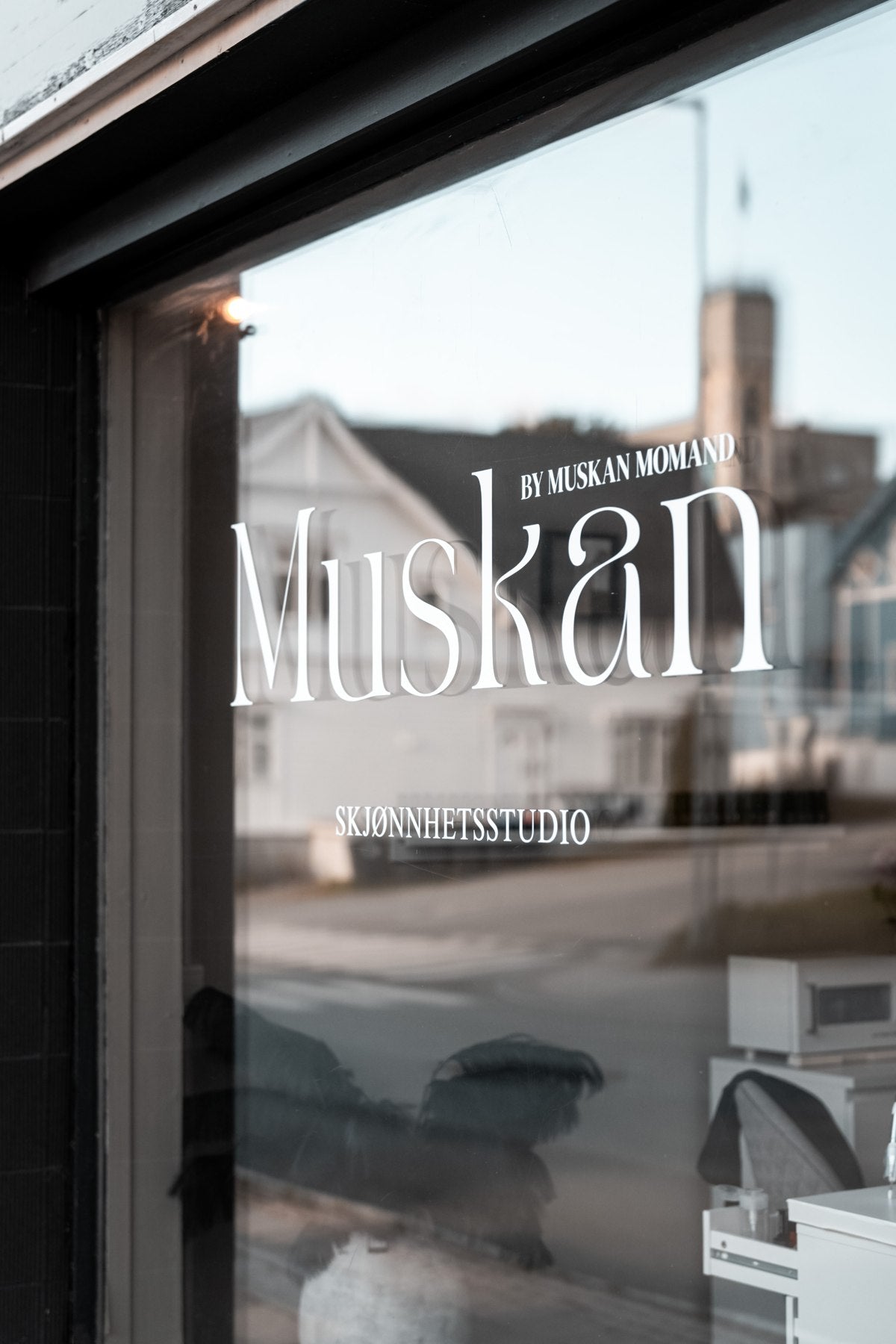 Vinduet til Muskan Skjønnhetsstudio